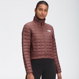 The North Face Women's cropped thermoball jacket in mauve/cranberry